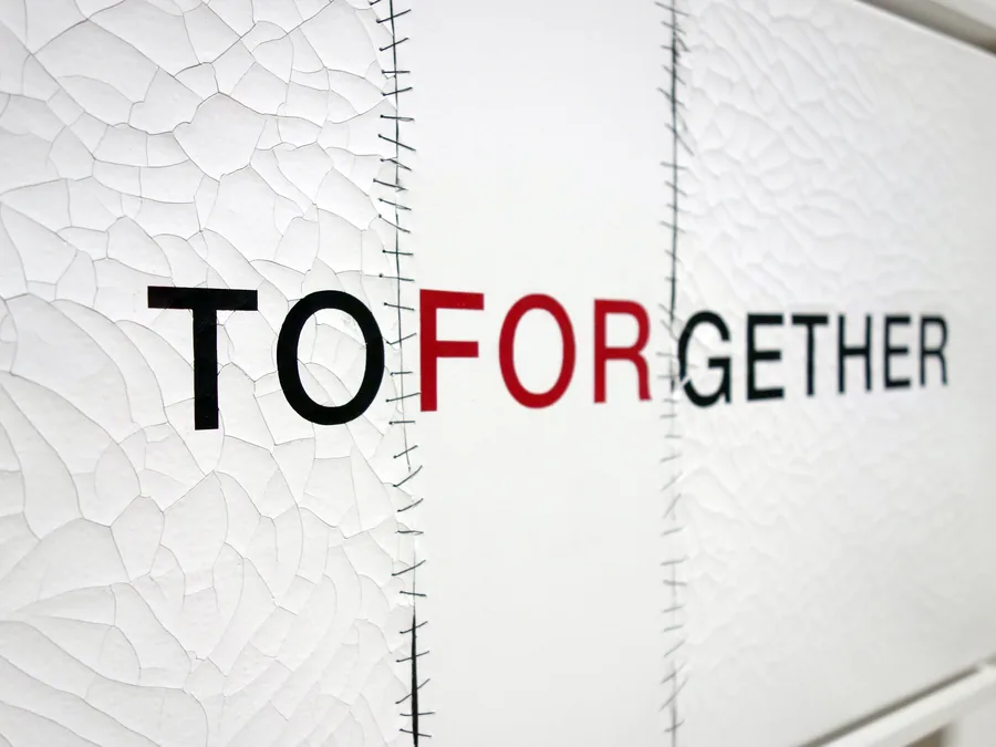 to forget her, detail, the red letters inside the word