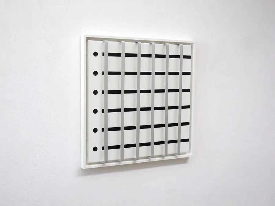 i…, the framed work seen from the side