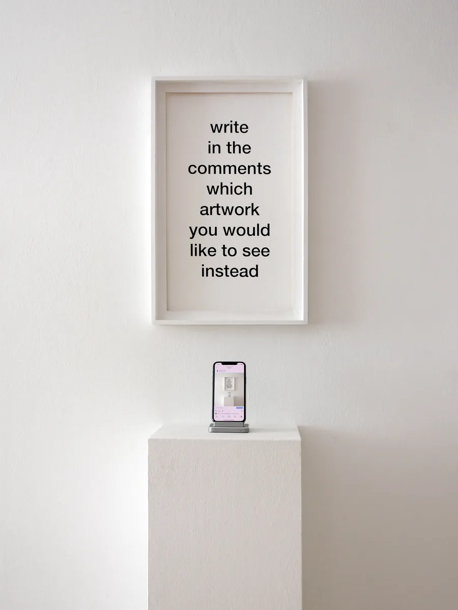 no comment, textinstallation with vinyl letters, frame, pedestal, iphone, ©2021
