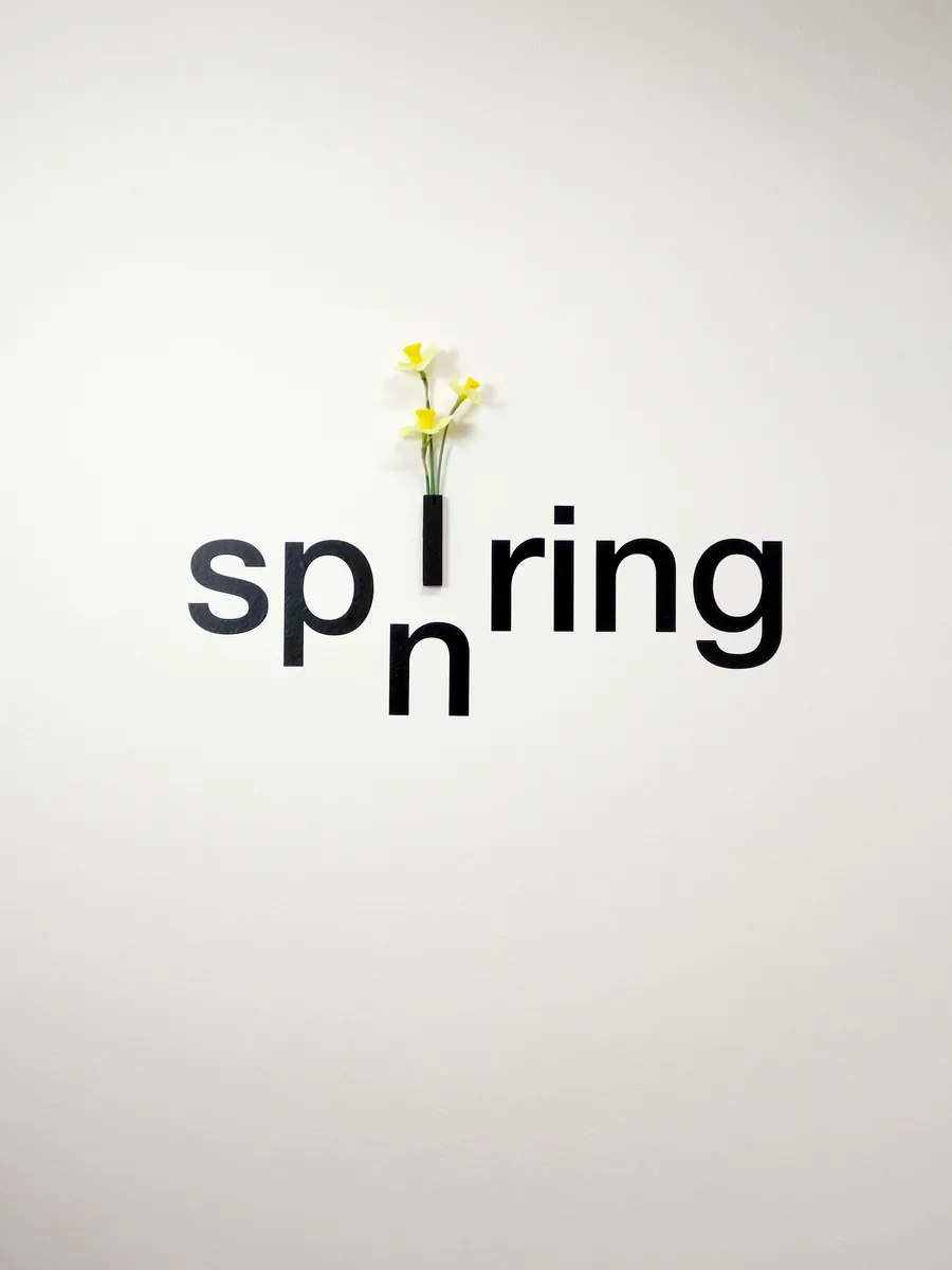 inspiring, textinstallation with vinyl letters, wooden letter, flowers, 50cm x 75cm, ©2021
