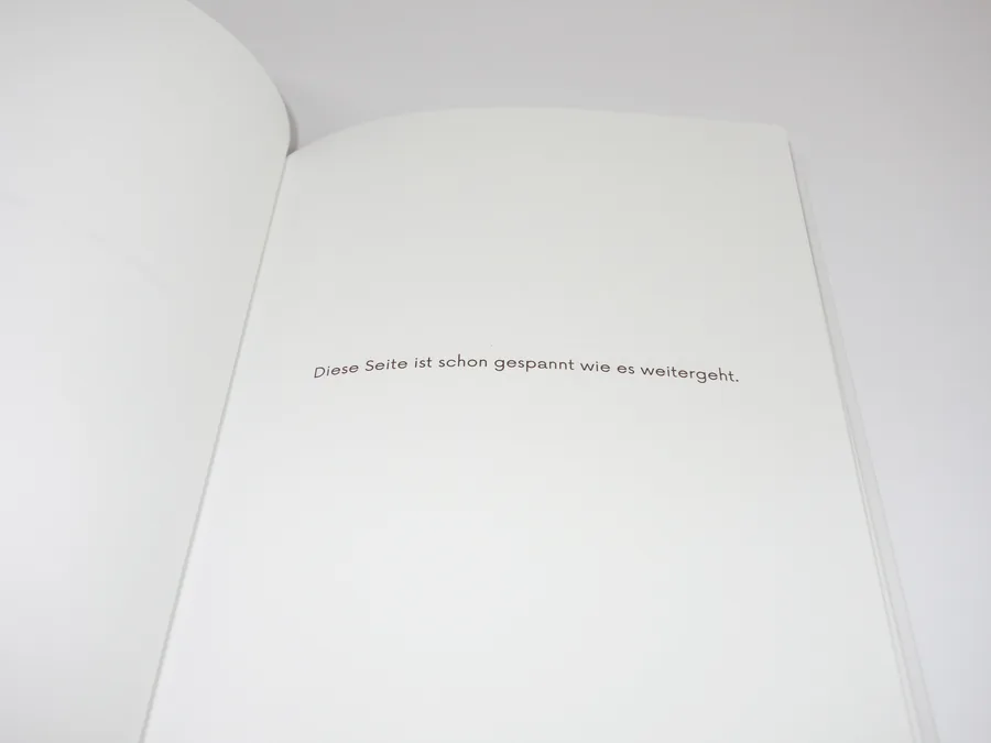 DAS BUCH MIT DEN SEITEN, an open page with a single line